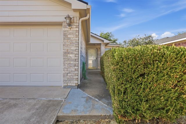 10616 Shadywood Drive, Fort Worth, TX 76140
