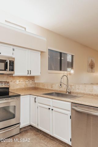 9513 E Lochnay Lane, Tucson, AZ 85747