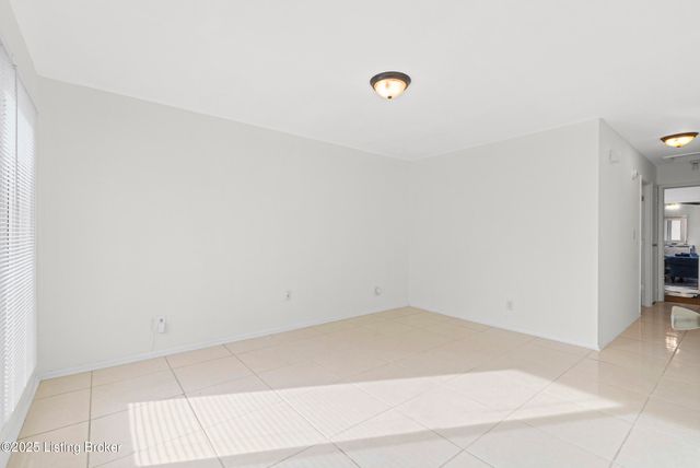 5604 Riata Ct, Louisville, KY 40218