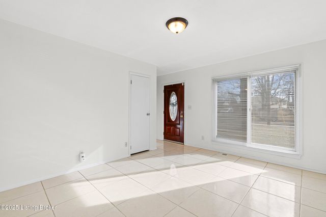 5604 Riata Ct, Louisville, KY 40218