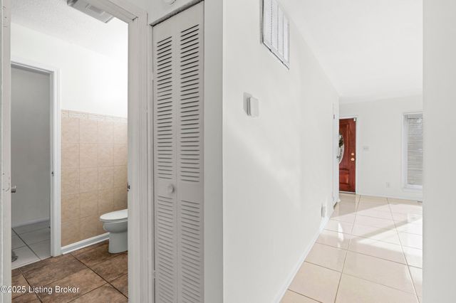 5604 Riata Ct, Louisville, KY 40218