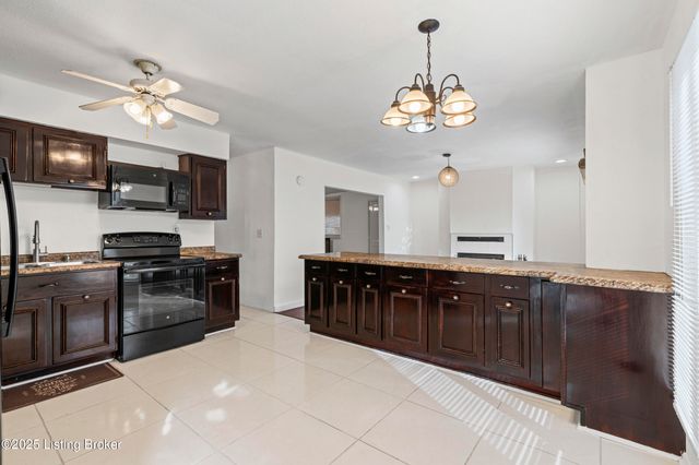 5604 Riata Ct, Louisville, KY 40218