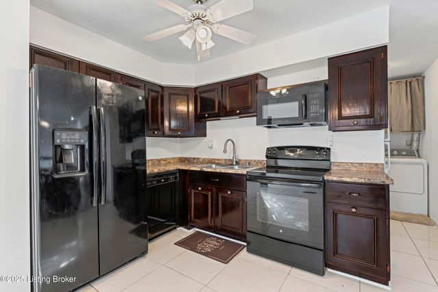 5604 Riata Ct, Louisville, KY 40218