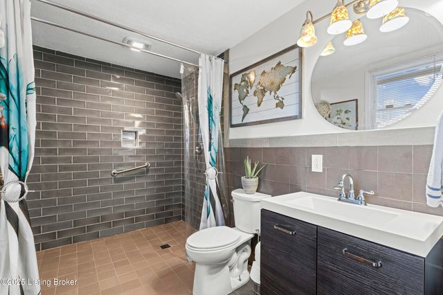 5604 Riata Ct, Louisville, KY 40218