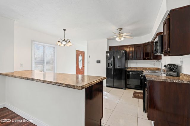 5604 Riata Ct, Louisville, KY 40218