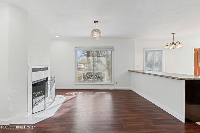 5604 Riata Ct, Louisville, KY 40218