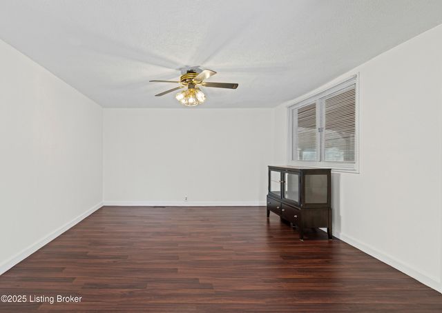 5604 Riata Ct, Louisville, KY 40218