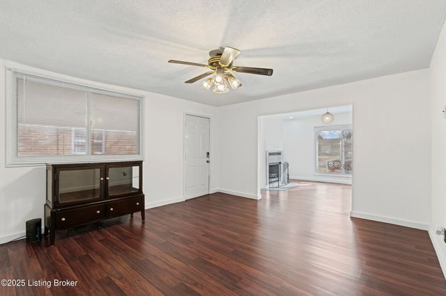 5604 Riata Ct, Louisville, KY 40218