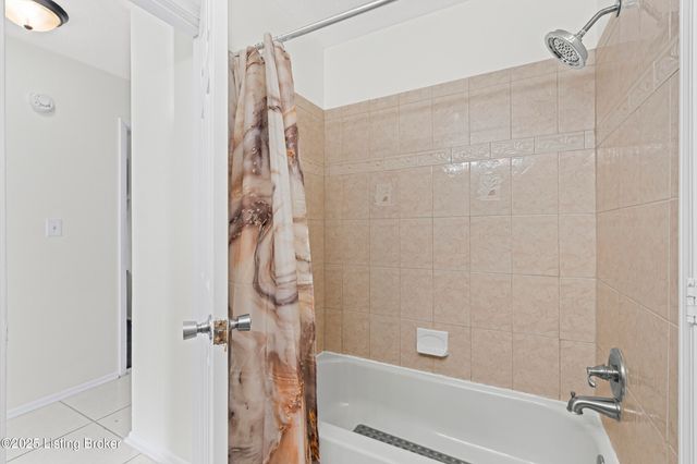 5604 Riata Ct, Louisville, KY 40218