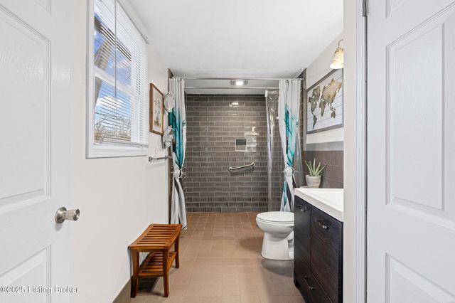 5604 Riata Ct, Louisville, KY 40218