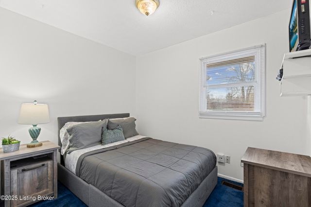 5604 Riata Ct, Louisville, KY 40218