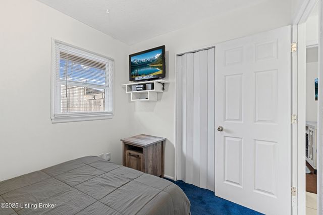 5604 Riata Ct, Louisville, KY 40218