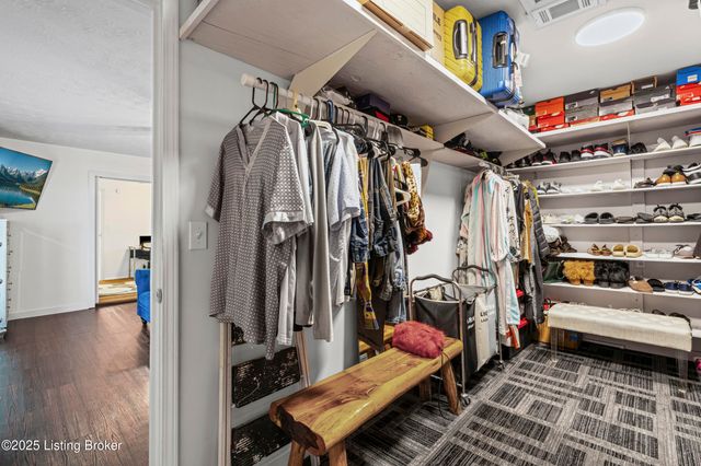 5604 Riata Ct, Louisville, KY 40218