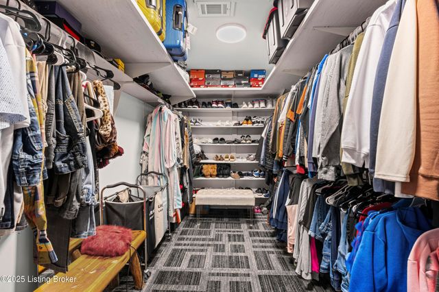 5604 Riata Ct, Louisville, KY 40218