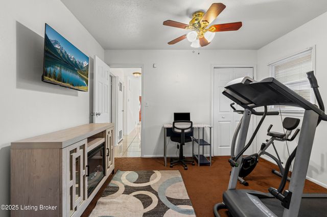 5604 Riata Ct, Louisville, KY 40218