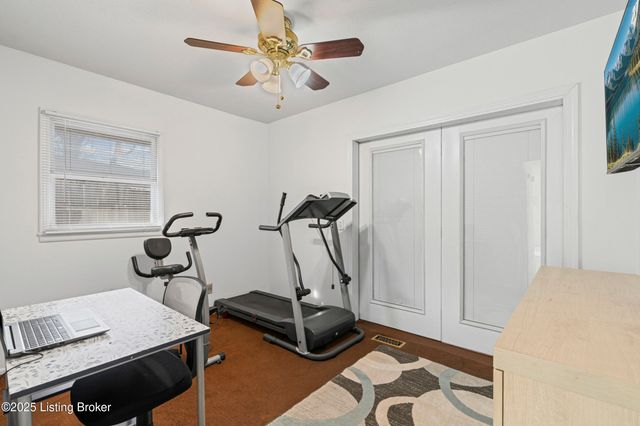 5604 Riata Ct, Louisville, KY 40218