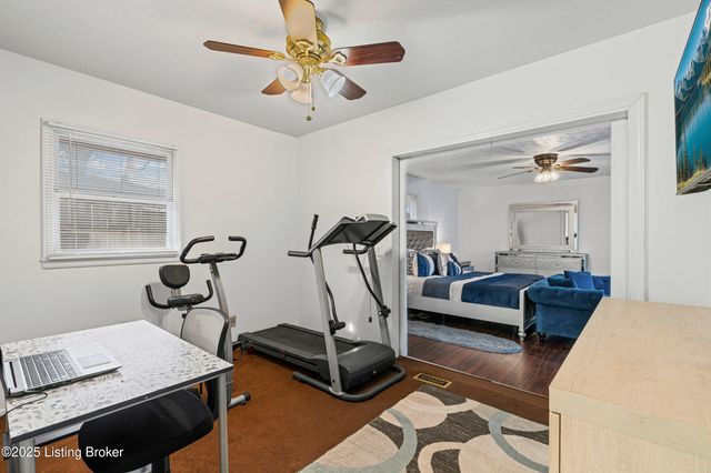 5604 Riata Ct, Louisville, KY 40218