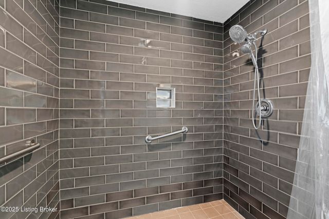 5604 Riata Ct, Louisville, KY 40218