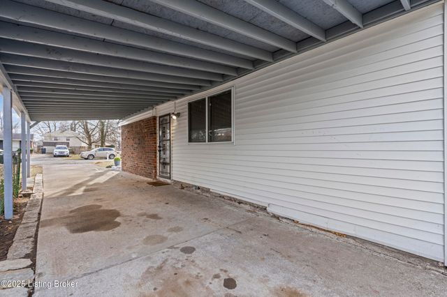 5604 Riata Ct, Louisville, KY 40218