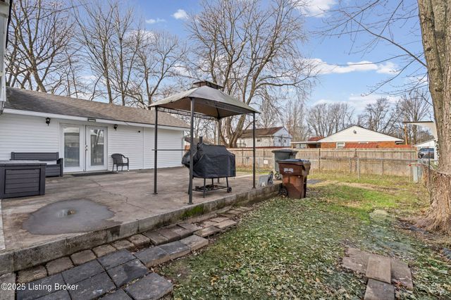 5604 Riata Ct, Louisville, KY 40218