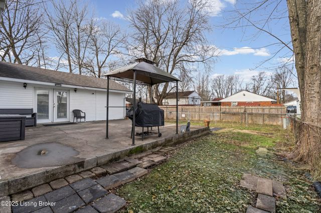 5604 Riata Ct, Louisville, KY 40218