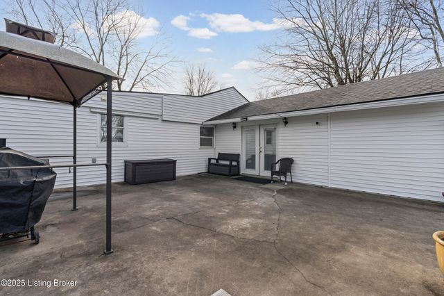 5604 Riata Ct, Louisville, KY 40218