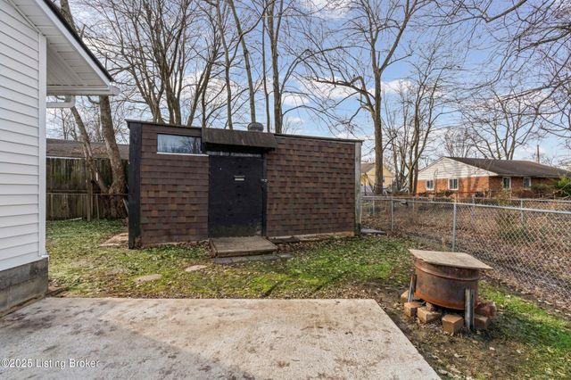 5604 Riata Ct, Louisville, KY 40218