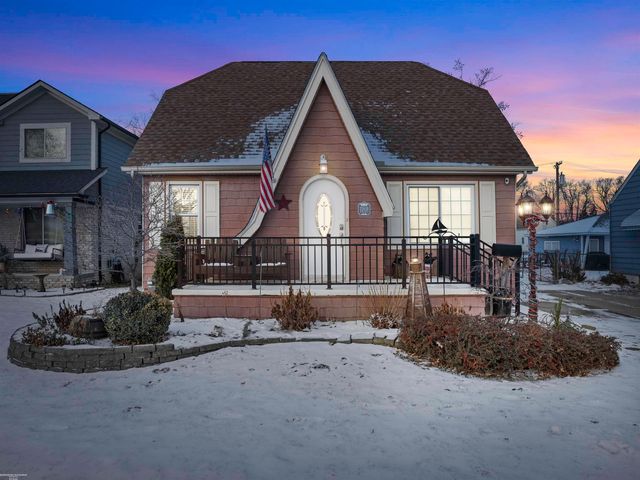 22631 Ridgeway Street, St Clair Shores, MI 48080