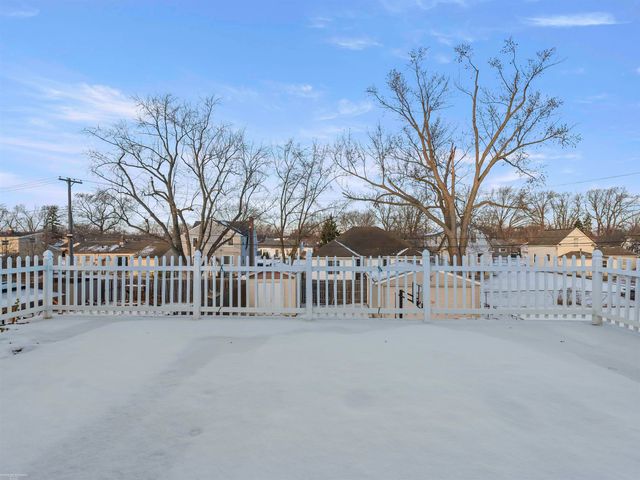 22631 Ridgeway Street, St Clair Shores, MI 48080