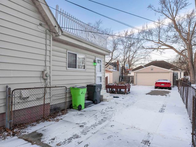 22631 Ridgeway Street, St Clair Shores, MI 48080