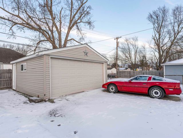 22631 Ridgeway Street, St Clair Shores, MI 48080