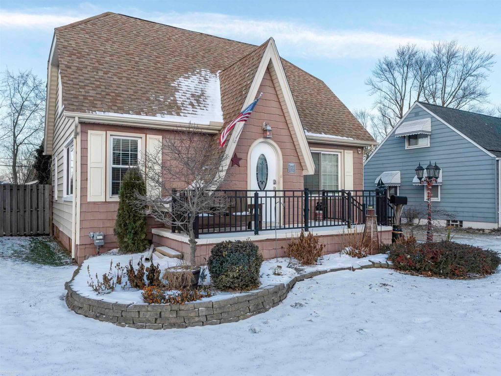 22631 Ridgeway Street, St Clair Shores, MI 48080