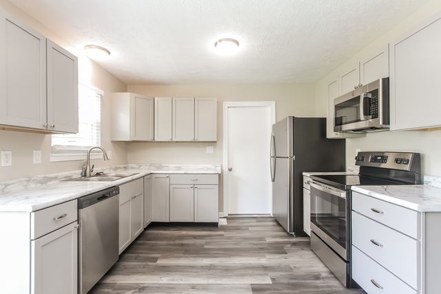 6820 Inverness Way, Indianapolis, IN 46237