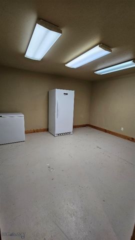 6310 W Dry Creek Road, Manhattan, MT 59741