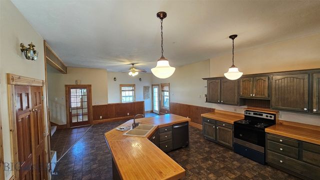 6310 W Dry Creek Road, Manhattan, MT 59741