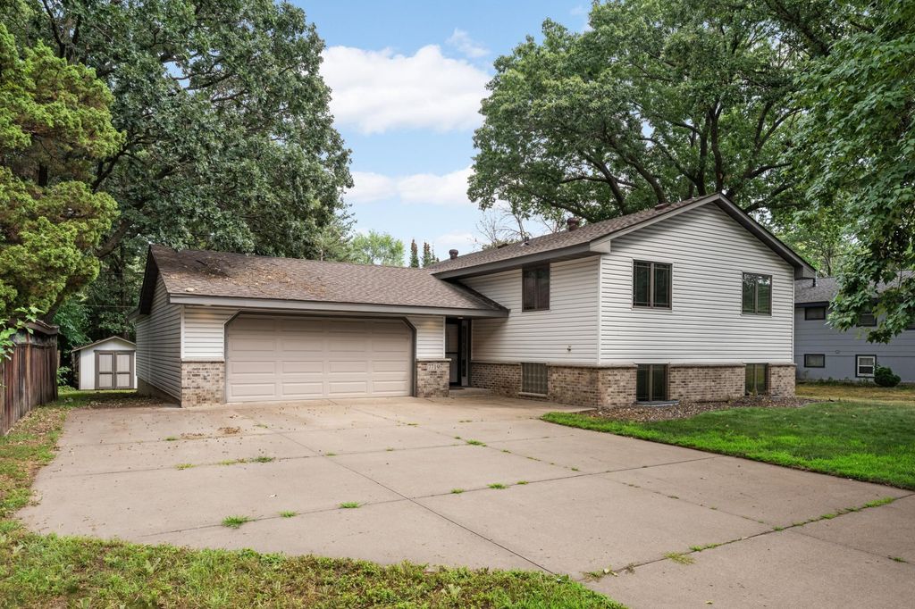7719 Knollwood Drive, Mounds View, MN 55112 — exterior