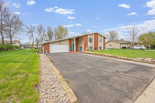 1840 Red Leaf Court, Windom, MN 56101