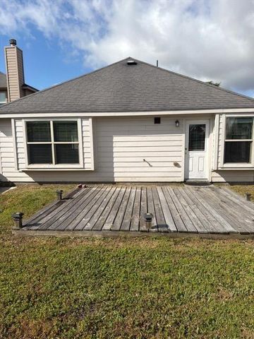 5211 Lagoon Court, Bacliff, TX 77518