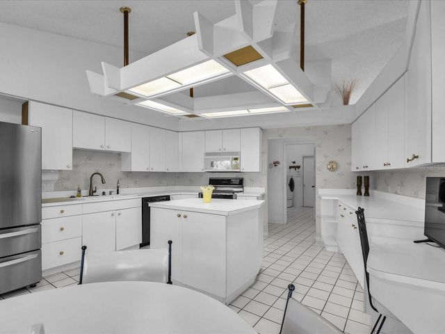 6821 COUNTRY LAKES CIRCLE, Sarasota, FL 34243