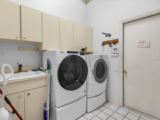 6821 COUNTRY LAKES CIRCLE, Sarasota, FL 34243