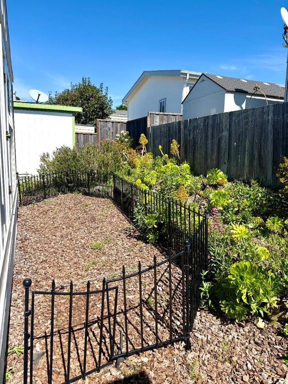 Image 15 of property listing at 8 Lighthouse Rd, Half Moon Bay, CA 94019