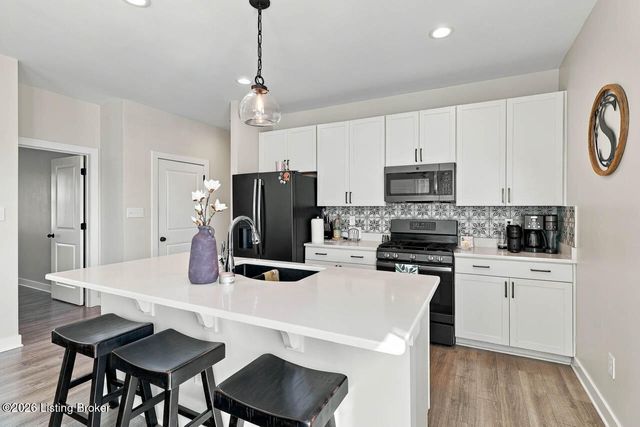 6530 Oak Village Dr, Louisville, KY 40228