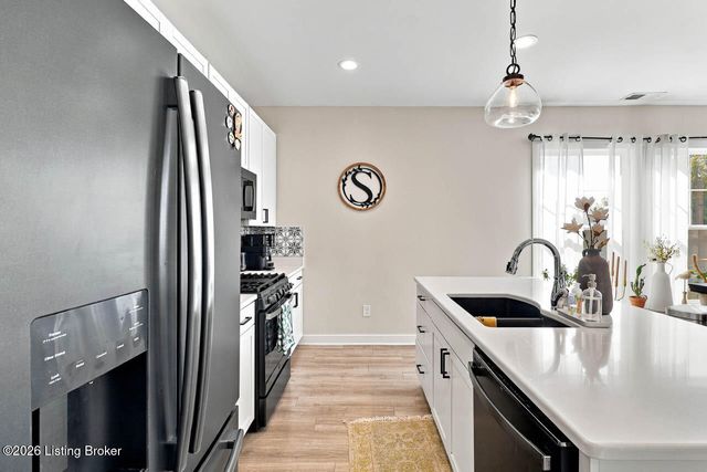6530 Oak Village Dr, Louisville, KY 40228