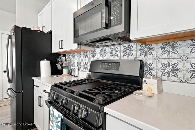 6530 Oak Village Dr, Louisville, KY 40228