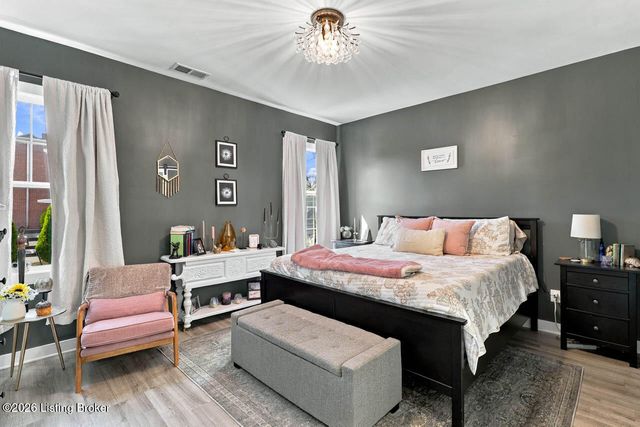 6530 Oak Village Dr, Louisville, KY 40228