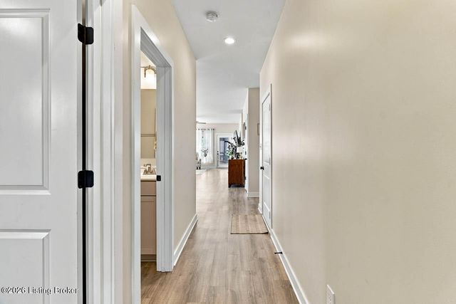 6530 Oak Village Dr, Louisville, KY 40228