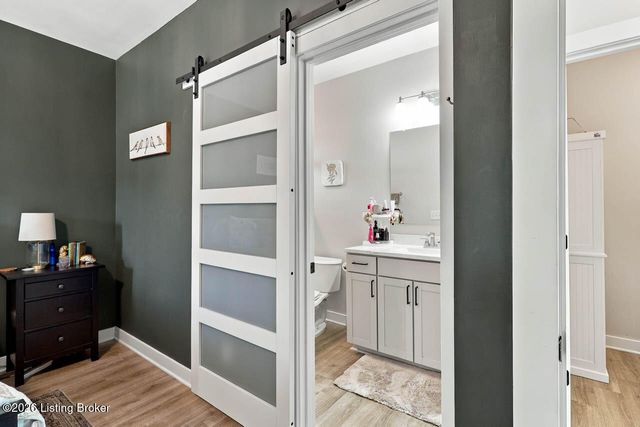 6530 Oak Village Dr, Louisville, KY 40228