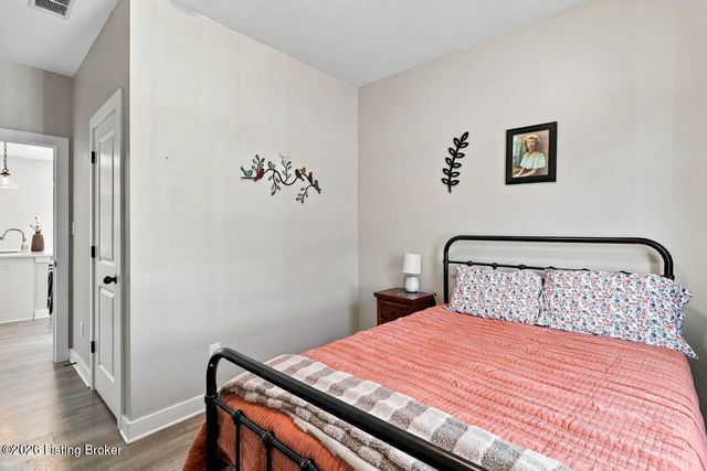 6530 Oak Village Dr, Louisville, KY 40228