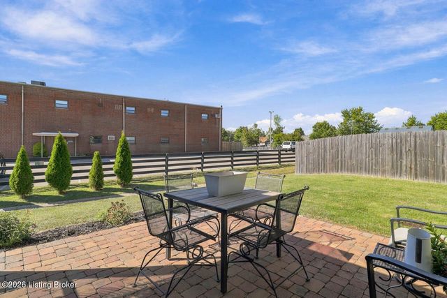 6530 Oak Village Dr, Louisville, KY 40228