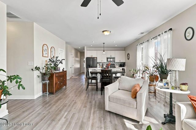 6530 Oak Village Dr, Louisville, KY 40228